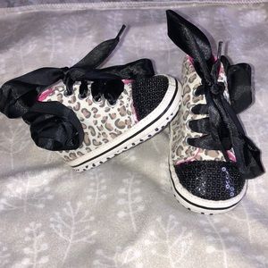 Adorable baby sneakers 💖 🖤